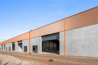 KMO-park Zilleghem bestaat uit 18 KMO-units en 2 kantoren, waarvan op heden nog maar enkele units te koop zijn! <br />Gelegen op het bedrijventerrein 'De Schatting', nabij de Torhoutsesteenweg met een goede verbinding naar de op- en afrit Ruddervoorde (E403). <br />Rondom het gebouw is een private weg aangelegd met privatieve parkeerplaatsen.<br />De KMO-units zijn geschikt voor zowel opslag als productie. Mogelijkheid om zonnepanelen te voorzien op het dak.<br /><br />Afwerking casco KMO-units :<br />- brandklasse C<br />- vrije hoogte van +/- 6,5 m<br />- staalconstructie in combinatie met een betonplint en geïsoleerde sandwichpanelen<br />- automatische sectionale poort (4,50 m B x 4,20 m H) met aparte toegangsdeur met glaspartij<br />- lichtstraat en polybetonvloer<br />- regenwater en septische put<br /><br />KMO-unit 1 op de hoek van het bedrijfsverzamelgebouw bestaat uit een gelijkvloerse verdieping (164 m²) en een lichtrijk kantoor op de eerste verdieping (164 m²).<br /><br />Voorziene oplevering Q4 2025.<br /><br />Voor meer info en inzage in de verkoopplannen of een bezoek ter plaatse : info@futurimmo.be - 0470 50 50 50.