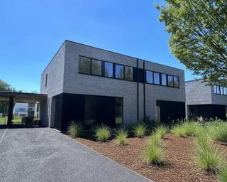 Welkom in deze stijlvolle halfopen nieuwbouwwoning in een kwalitatief woonproject in Keerbergen, waar modern wooncomfort en hoogwaardige...