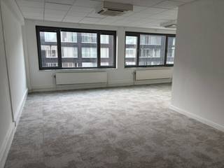 Kantoor te huur met ideale ligging in het hart van de Europese wijk. Talrijke faciliteiten in de onmiddellijke omgeving (winkels, bars,...