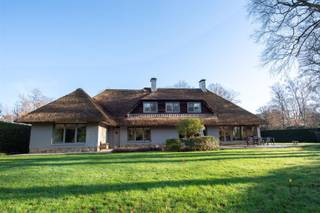 Ideale woon-werkcombi: Ruime karaktervolle villa met praktijk of als kangoeroewoning met Zuidwest tuin. Gelegen in het residentiële Schilde-Bergen...