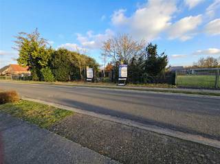 <p>Ontdek dit uitzonderlijk mooi gelegen bouwperceel van 990 m², perfect gepositioneerd in een rustige, groene woonomgeving. <br />De eerste ±50 meter van het perceel liggen in woongebied – ideaal voor de bouw van jouw droomwoning – terwijl de achterliggende zone in agrarisch gebied zorgt voor een blijvend open uitzicht en maximale privacy. Bouwoppervlakte gelijkvloers 12 breedte en 17 meter diepte. Een bijgebouw is mogelijk. Achteraan in de tuin staat reeds een keurig tuinhuis van 45 m².</p><p>Een extra troef:<br />het perceel maakt deel uit van een niet-vervallen verkaveling (V0513), waardoor de bouwmogelijkheden verzekerd en planologisch verankerd zijn.</p><p>Waarom dit perceel een topkans is:<br />Fantastische ligging in een rustige residentiële straat<br />Ruim perceel geschikt voor een stijlvolle open of halfopen bebouwing<br />Vrij zicht achteraan dankzij agrarische zone<br />Geen hinder van overstromingsrisico's<br />Vlotte bereikbaarheid richting centrum en natuur<br />Bouwmogelijkheden volgens duidelijke stedenbouwkundige richtlijnen</p><p>Perfect voor wie droomt van:<br />Een woning met ruime tuin en open landschapsgevoel<br />Rust, privacy en toch een goede verbinding<br />Een investering in een stabiele en gegeerde woonomgeving</p><p>VG, GVV, GSV, GVKR, Vg – woongebied (eerste ±50 m) & agrarisch gebied (achteraan), niet-overstromingsgevoelig gebied, geen voorkooprechten, gelegen in niet-vervallen verkaveling V0513 (29/11/1971). Kadastrale gegevens: Lommel 5 Afd., sectie B, nr. 0855Y54P0000, opp. 990 m².<br />Dit is geen aanbod, alle informatie is steeds onder voorbehoud van materiële vergissingen en/of wijzigingen. De vermelde oppervlaktes zijn louter indicatief. <br /> </p>
