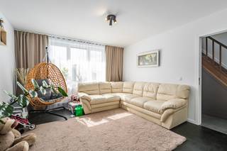 uime gesloten bebouwing in het centrum van Lebbeke, nabij scholen, station en openbaar vervoer.
<p>Deze woning uit 1937 combineert ruimte, functionaliteit en investeringspotentieel op een centrale ligging in Lebbeke. De woning is momenteel verhuurd en biedt daardoor meteen een interessant rendement voor investeerders. Dankzij de aanwezigheid van twee keukens en twee badkamers is dit huis bovendien geschikt als tweewoonst of voor wie op zoek is naar extra woonflexibiliteit. Met vier slaapkamers, een gezellige tuin van 150 m² en een achtertoegang tot de tuin is dit ook een ideale starterswoning voor gezinnen of koppels die comfortabel willen wonen nabij winkels, scholen, park en treinstation.</p>
<p> </p>
<p>Belangrijkste ruimtes:<br />• Inkomhal (13 m²) met vestiaire.<br />• Woon- en leefruimte met aangename indeling en veel mogelijkheden.<br />• Eerste keuken (8 m²) met ontbijthoek, vaatwasser, oven en keramische kookplaat.<br />• Tweede keuken (14 m²) uitgerust met inductiekookplaat, oven en vaatwasser.<br />• Vier slaapkamers met praktische indeling.<br />• Badkamer (9 m²) met dubbele lavabo, douche, toilet en sauna.<br />• Tweede badkamer aanwezig.<br />• Kelder (7 m²) voor extra bergruimte.<br />• Gezellige tuin van 150 m² met handige achtertoegang.</p>
<p>Troeven:<br />• Goede investering dankzij bestaande verhuur en mooi rendement.<br />• Ideale starterswoning met 4 slaapkamers en zonnige tuin.<br />• Tweewoonst met potentieel door twee keukens en twee badkamers.</p>
<p> </p>
<p>Neem vandaag nog contact op met je ERA-makelaar voor een bezoek.</p>
<p>JOUW DROOMHUIS. ZO GEVONDEN!</p>