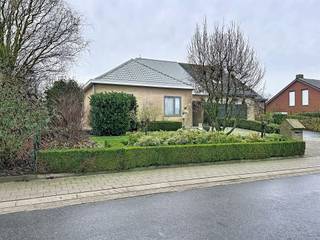 Goed onderhouden, stevige, halfopen woning op rustige ligging te Dikkebus. Alles bevindt zich op het gelijkvloers en is ingedeeld als volgt:Ruime...