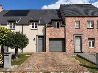 Prachtige woning met 3 slaapkamers en tuin op toplocatie te Morkhoven!<br /><br />Bent u op zoek naar een prachtige woning met 3 slaapkamers op een rustige locatie te Morkhoven? <br /><br />Deze woning beschikt over een inkomhal met apart gastentoilet, een ruime lichtrijke leefruimte, geïnstalleerde keuken, praktische wasberging, ruime inpandige garage, 3 volwaardige slaapkamers waarvan één met dressing en een badkamer voorzien van toilet, dubbele lavabo, bad en douche. <br /><br />De woning beschikt ook over een ruime en aangename tuin met tuinhuis én achteringang. <br /><br />De woning is beschikbaar vanaf 01/11/2026.<br />Alle verbuik is individueel. <br /><br />De EPC-waarde bedraagt 111 kWh/m² (Label B)!<br /><br />De woning wordt momenteel nog helemaal geschilderd. <br /><br />Hebt u interesse in deze mooie woning te Morkhoven? <br />Contacteer ons via info@debaco.be of bel ons op 014/73.77.77 voor een bezoek ter plaatse!