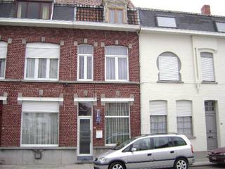 Woning met 3 slaapkamers te huur in hartje Menenbestaande uit:inkomhal, living met open keuken, 3 slaapkamers, badkamer met bad, zolder en koertje...
