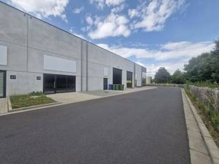 Gelegen in de wijk Énée in Gembloux, beschikt dit vrijwel nieuwe magazijn over een totale oppervlakte van ± 1.150 m², optimaal ingedeeld...