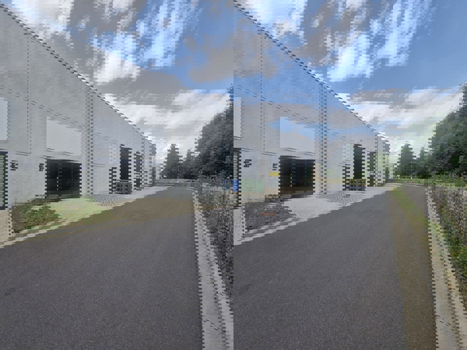 TE HUUR – Opslagruimte van ± 1.150 m² in Gembloux - foto 2