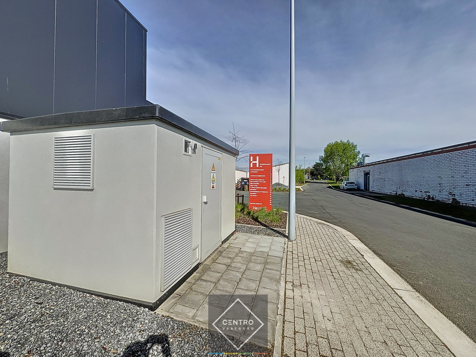 LOODS (132m²) voor OPSLAG inclusief private parkeerplaats voor de deur en vrije hoogte 6m op ambachtelijke zone te Ingelmunster. - photo 4