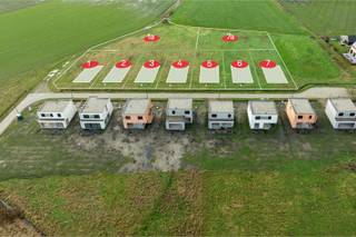 Aan Vogelsanck, een rustige en landelijk gelegen woonlocatie net buiten de dorpskern van Oostmalle biedt Danneels nieuwe bouwgronden te koop aan. <br /><br />Deze ruime villapercelen combineren een mooie straatbreedte met een aanzienlijke diepte, waardoor je hier volop kan genieten van een ruime, perfect zuidwest georiënteerde woning met ruime tuin. <br /><br />De percelen worden te koop aangeboden zonder bouwverplichting. Je kiest dus helemaal vrij met welke bouwpartner(s) je samenwerkt en wanneer je hier gaat bouwen.<br /><br />Hier woon je rustig in een landelijke omgeving maar zonder in te boeten aan bereikbaarheid. Je vindt alle nodige voorzieningen in de nabijheid en hebt een vlotte aansluiting naar de E19 en E34.