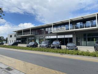 Polyvalent bedrijfsgebouw te huur met nuttige oppervlakte van ca. 609m² op minder dan 2 minuten van de op- en afrit.Bestaat uit:&gt; opslagruimte/magazijn + showroom van ca. 514m² &gt; bureelruimte van ca. 96m² op de eerste verdieping Specificaties:- vrije hoogte van ca. 6m- grote glaspartij vooraan - veel lichtinval- privatief balkon op verdiep van ca. 15m²- lichtstraat- gewapende, gepolierde betonvloer (15cm)- betongewelven, geïsoleerde betonpanelen- elektrische sectionaalpoort (4mB x 4,20mH)- sanitair blok- regenwaterput- verlichtingTussenwand, warmeluchtblazer en camerasysteem aanwezig, in samenspraak met huidige huurder over te nemen.Bewegwijzering en totempaal met vermelding van de aanwezige bedrijven.4 bijhorende parkeerplaatsen inbegrepen.Grote zichtbaarheid door ligging langs drukke weg, op minder dan 2 minuten van de op- en afrit Roeselare-Haven. Grondlasten ten laste van de huurder.Bent u geïnteresseerd in bedrijfsvastgoed bestaande uit een magazijn met showroom en bureel te huur in Roeselare? Aarzel dan niet om contact op te nemen met Dewaele op 051 21 22 23.