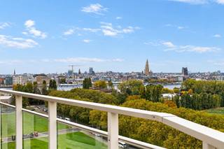 KOOP NOG AAN 2% REGISTRATIERECHTEN !<br /><br />Wakker worden met zicht op de Schelde, de skyline van Antwerpen bewonderen vanuit je woonkamer en op je terras genieten van het uitzicht over de stad. <br />Dit penthouse op Antwerpen-Linkeroever heeft heel wat te bieden. Grote raampartijen, een royaal terras en een groene woonomgeving maken dit een fijne plek om thuis te komen.<br /><br />Binnen geniet je van een aangename, lichtrijke leefruimte waar de grote ramen meteen de aandacht trekken. Het uitzicht op de Schelde en de stad vormt hier elke dag opnieuw een bijzonder decor. De open keuken sluit mooi aan op de leefruimte en zorgt voor een gezellige plek om te koken, te eten en samen te zijn.<br /><br />Het appartement beschikt verder over twee ruime slaapkamers en is volledig instapklaar. <br />Dankzij de recent vernieuwde ramen aan de voorzijde en het nieuwe terras geniet je bovendien van extra wooncomfort.<br /><br />En dat terras verdient zeker wat extra aandacht. Hier heb je alle ruimte om buiten te zitten, van een rustig ontbijt tot een gezellige avond met vrienden. Met de Schelde en de Antwerpse skyline op de achtergrond raak je op dit uitzicht niet snel uitgekeken.<br /><br />Ook de ligging is een mooie troef. Op Linkeroever woon je in een rustige, groene omgeving, terwijl het bruisende stadscentrum verrassend dichtbij ligt. Via de voetgangerstunnel, de fiets- en metrotunnel of de waterbus sta je zo aan de overkant. Het beste van twee werelden dus: de rust van Linkeroever en het stadsleven binnen handbereik.<br /><br />Een ondergrondse autostaanplaats is inbegrepen, zodat je ook over parkeren niet hoeft na te denken.<br /><br />Het appartement is momenteel verhuurd, wat het ook interessant maakt voor wie op zoek is naar een vastgoedinvestering.<br /><br />Een instapklaar penthouse met twee ruime slaapkamers, een groot terras en een uitzicht dat nooit verveelt. Hier beleef je Antwerpen elke dag vanuit een ander perspectief.