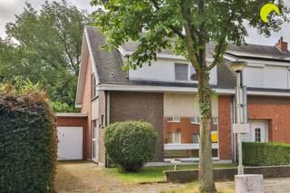 <p><span>Eerste kijkdag op zaterdag 20 juni vanaf 10.00u - inschrijven verplicht. Biedingen mogelijk tot ma. 18u. </span></p><p><span> </span></p><p><span>In de gegeerde Dieseghemwijk, recht tegenover het schooltje "Rozenregen" vinden we deze te renoveren HOB met 3 slaapkamers, garage en verzorgde tuin.<br />Zorgeloos parkeren doe je op de oprit (mogelijkheid voor plaatsen laadpaal) of in de garage. Via de inkomhal met toilet en doorgang naar de keuken, komen we in de living / eetplaats op parket. De grote raampartijen zorgen voor veel lichtinval.<br />Via een schuifraam kom je in de mooie en rustige Oost-tuin. De keuken is te vernieuwen. Op de eerste verdieping vinden we 3 volwaardige slaapkamers en een te renoveren badkamer. Er is ook een trektrap die uitgeeft op de handige zolder voor berging.</span></p><p><span> </span></p><p><span>De woning is deels onderkelderd; hier dient het vochtprobleem nog aangepakt te worden en een nieuwe trap geplaatst te worden.<br /><br />Kortom; een mooie renovatieproject op een toplocatie in Mortsel!</span></p><p><span> </span></p><p><span>EPC: 480 kWh/m²j (renovatieverplichting binnen de 6 jaar)</span></p><p><span>Oppervlakte volgens meting EPC</span></p><p><span>G-score: B - P-score: C </span></p><p><span> </span></p><p><span>Een bezoek ter plaatse: 03 449 42 41 - hallo@habicom.be.</span></p><p><span>Benieuwd naar de waarde van uw woning? Check het gratis op www.watismijnhuiswaard.be</span></p><p><span> </span></p>