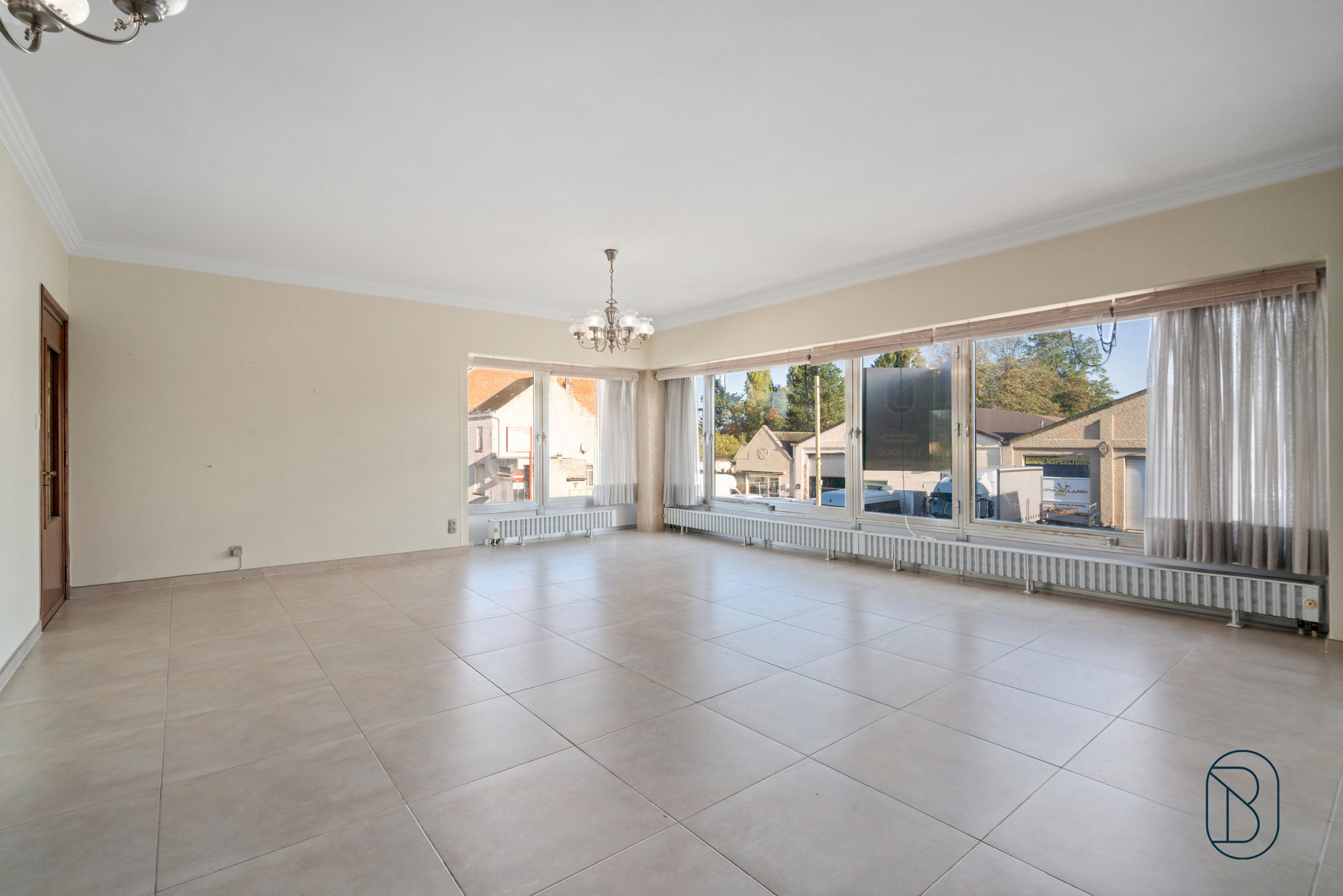 GROTE WONING met TUIN, garages en nog enorm VEEL POTENTIEEL! - foto 2