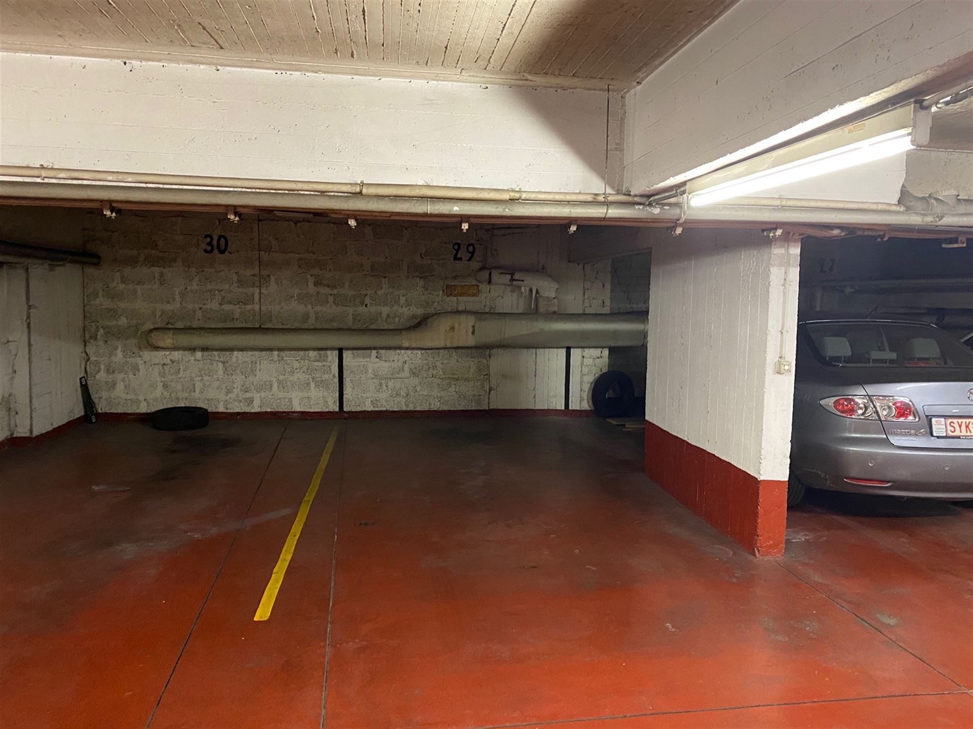 Emplacement de voiture dans un immeuble, bien situé dans le quartier CEE. - photo 4