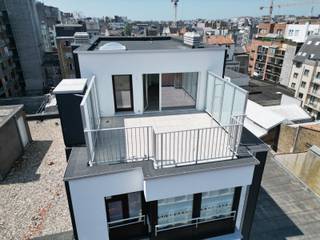 - Penthouse appartement met 1 slpk<br />- Zonnig terras met zicht op Jachthaven<br />- Kleinschalige residentie <br /><br />Uniek aanbod! Deze charmante penthouse is gelegen op de bovenste verdieping van een kleinschalige residentie in hartje Oostende. Geniet dagelijks van een adembenemend uitzicht op de jachthaven en zonovergoten momenten op het ruime terras.<br /><br />Topligging: centraal gelegen op wandelafstand van het strand, winkels en restaurants, het openbaar vervoer (tram, trein, bus) en talrijke culturele activiteiten.  <br /><br />Ben je op zoek naar een unieke woonst of investering aan de kust met prachtig uitzicht en alle troeven binnen handbereik? Dan is deze penthouse zeker een bezoek waard.<br /><br />Indeling: inkom, gezellige woonkamer die uitgeeft op zonnig terras met zicht op de Jachthaven, ingerichte keuken, slaapkamer met terras, badkamer met douche, toilet, wastafel en aansluiting voor wasmachine/ droogkast. <br />Lift tot aan de 6de verdieping (penthouse bereikbaar via trap)<br /><br />EPC 266/kwh - elektriciteit conform gekeurd  <br /><br />Bovendien werden er zopas heel wat renovatiewerken aan het gebouw uitgevoerd, die volledig door huidige eigenaar betaald worden !  <br /><br />Contacteer ons vandaag nog voor een afspraak of meer info: Immo De Beus 059 510 300 