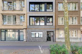 <p> </p>
<p>Dit appartement is gelegen in een bruisende buurt, aan het Boelaerpark! Het appartementsgebouw is in 2022 volledig gerenoveerd en het appartement is gelegen op de eerste verdieping. <br /><br />We komen het appartement binnen via de inkomhal die toegang geeft tot alle ruimtes. De leefruimte is groot en loopt door naar de keuken. Dankzij de grote ramen is het hier fijn wonen en kan je genieten van zicht op het park. <br />In de inkomhal is een berging voorzien voor de wasmachine en droogkast en ruimte voor een kast. Verder is er een apart toilet aanwezig .<br />De badkamer heeft een dubbele lavabo en een inloopdouche. Achteraan het appartement bevinden zich de 2 slaapkamers, waarvan 1 toegang heeft op het ruimte terras van +/- 20m²! <br /><br />Op het gelijkvloers is er een gemeenschappelijke berging en fietsenstalling. <br /><br />*3m HWB<br />*PLBE<br />*Beschikbaar vanaf 15/10/2026<br />*GK: € 60/maand</p>