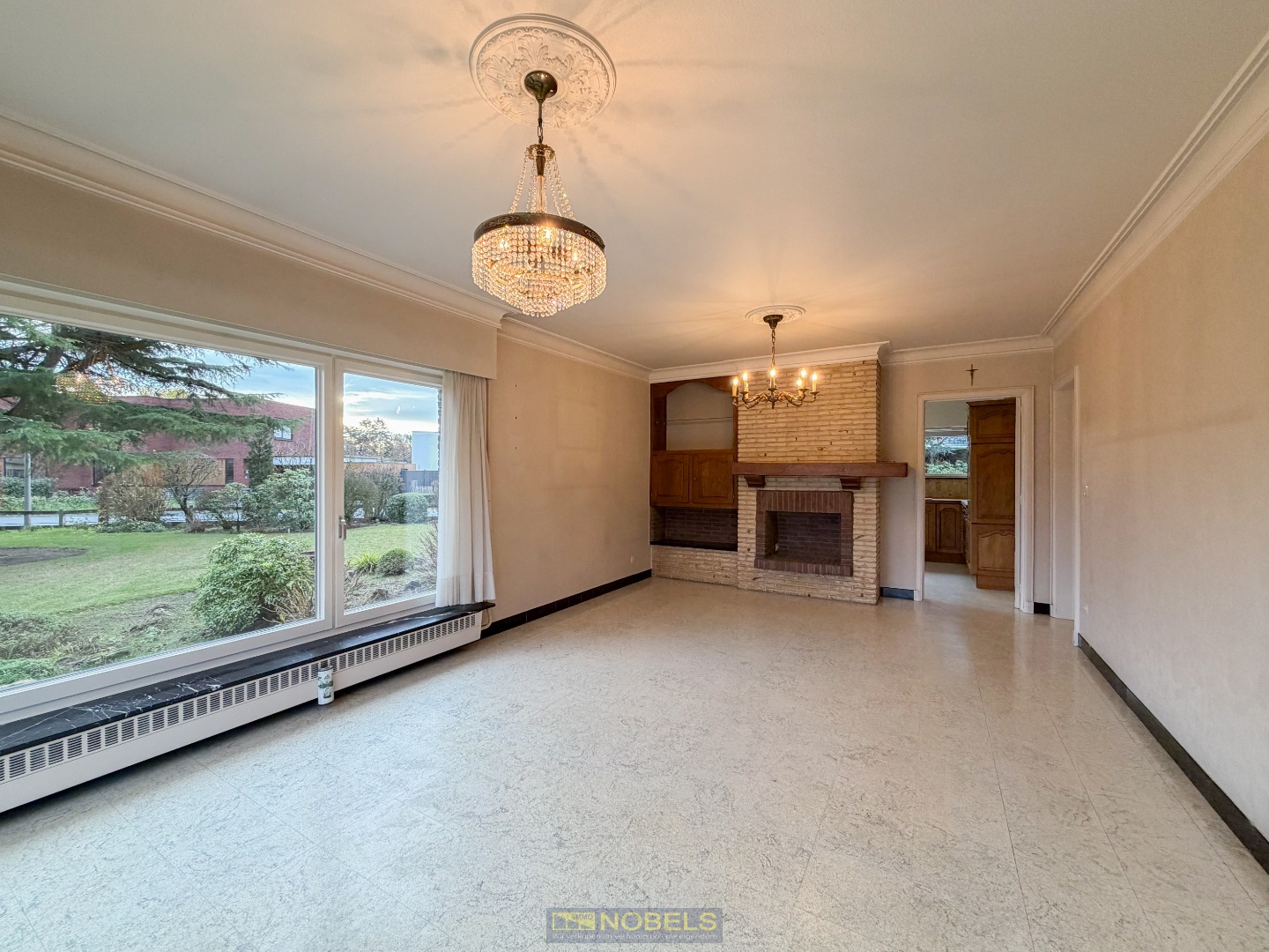 Te koop, Te moderniseren bungalow met grote visibiliteit op centrale ligging te Zingem! - foto 5