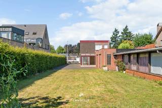 Bent u op zoek naar een pand met eindeloze mogelijkheden waar u wonen en werken perfect kunt combineren? Deze eigendom in de dorpskern van Lochristi biedt met een bruikbare vloeroppervlakte van +/- 468 m² en een perceel van maar liefst 1.009 m² een unieke kans. Dankzij de twee afzonderlijke ingangen (aan de voor- en zijkant) kunnen het privéwoongedeelte en de professionele ruimte (zoals een praktijk, kantoor of atelier) volledig gescheiden worden.<br /><br />De belangrijkste troeven op een rij:<br />-Uitzonderlijke ruimte: Perceel van 1.009 m² met +/- 468 m² bruikbare vloeroppervlakte, een ruim werkatelier (+/- 175 m²), een dubbele garage (+/- 65 m²) en 2 afzonderlijke ingangen.<br />-Eindeloos potentieel: Ideaal voor de combinatie van wonen en werken, een stapsgewijze renovatie óf een volledige sloop en heropbouw in woongebied.<br />-Toplocatie in de dorpskern: Gelegen in het centrum van Lochristi met winkels, scholen, openbaar vervoer en horeca op wandelafstand én een snelle verbinding via E17, E40 en R4.<br /><br />Wonen & werken onder één dak<br />Dit pand is bijzonder aantrekkelijk voor kleine zelfstandigen, vrije beroepers of wie simpelweg veel opslag- en werkruimte zoekt. Te renoveren werkatelier (+/- 175 m²) en de ruime dubbele garage (+/- 65 m²) lenen zich uitstekend als opslagplaats, werkplaats of grote hobbyruimte. Dankzij de aparte ingang aan de zijkant ontvangt u klanten of patiënten in alle privacy, zonder dat uw privégedeelte doorkruist wordt.<br /><br />Karaktervolle woning met diepe tuin<br />Het woongedeelte vormt een solide basis om stapsgewijs naar eigen smaak te vernieuwen. Het gelijkvloers omvat lichtrijke leefruimtes met een vlot contact met de tuin. Op de eerste verdieping bevinden zich drie volwaardige slaapkamers en een badkamer. Achter de woning wacht een opvallend diepe, groene tuin waar u geniet van verrassend veel rust en privacy, midden in het centrum.<br /><br />Renovatie of nieuwbouwproject<br />Het uitgestrekte perceel van 1.009 m² ligt volledig in woongebied. Naast het grondig renoveren van de bestaande gebouwen behoort ook sloop en heropbouw tot de opties. Dit biedt u de zeldzame kans om op deze toplocatie de nieuwbouwwoning van uw dromen te realiseren.<br /><br />Vlotte bereikbaarheid & bruisende omgeving<br />U woont hier op wandel- en fietsafstand van het gezellige dorpscentrum van Lochristi met winkels, scholen, bushaltes en horeca. Elke dinsdag kunt u bovendien genieten van de sfeervolle wekelijkse markt. Daarnaast bent u verzekerd van een uitstekende mobiliteit dankzij de snelle aansluiting op de E17, E40 en R4 (Rondweg Gent).<br /><br />Interesse?<br />Hebt u nood aan extra ruimte of zoekt u een boeiend renovatie- of nieuwbouwproject in Lochristi?<br />Neem gerust contact op via 0476/82 02 53 voor meer informatie of een bezoek ter plaatse.
