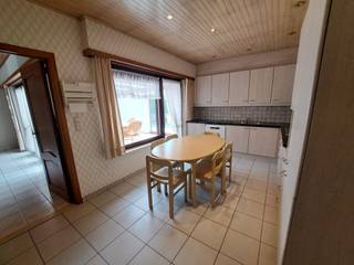 <p></p><p>Een gunstige gelegen gelijkvloerse woning bestaande uit een woonkamer, ingerichte keuken, 3 slaapkamers (1 slaapkamer met ingemaakte kasten), bureeltje, badkamer, veranda, bergplaats, inpandige garage, caport, zolder, tuin met tuinhuis.</p><p>De woning is voorzien van rolluiken (deels automatisch). De woning is gelegen in woongebied, geen dagvaarding, gelegen in een verkaveling, geen voorkooprecht.</p><p></p>