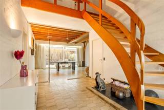 ZEER RUIME VILLA MET KARAKTER TE MENEN. Deze stijlvol ingerichte villa in Menen biedt een perfecte combinatie van hedendaagse comfort...