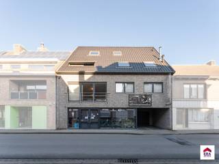 Uitzonderlijk aanbod: Woning met handelspand en magazijn op 1.553m² in centrum Dentergem! Ligging: centrum Dentergem, op wandelafstand van bakker,...