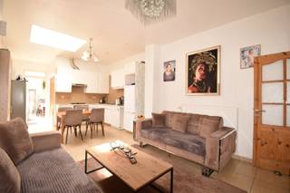 Nabij het centrum van Gent vind je deze verrassend ruime woning met 4 slaapkamers.Met een mobiscore van 9/10 ben je zeker van een woning met een...