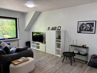 Dit appartement op de 2e verdieping is ideaal voor een jonge starter...Via de trap gaan we naar de 2e verdieping. We komen het appartement binnen in...