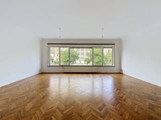 Situé entre l’ULB et le cimetière d’Ixelles, cet appartement de ±120 m² prend place dans un superbe immeuble de style Art déco, au cœur d’un quartier particulièrement recherché pour sa qualité de vie et sa mobilité.<br /><br />À seulement 10 minutes à pied du Bois de la Cambre, il bénéficie également d’une excellente desserte en transports en commun : les bus 71 et 72 ainsi que les trams 8 et 25 se trouvent à moins de 100 mètres.<br /><br />L’appartement séduit par ses beaux volumes et notamment par son grand living, ainsi que par sa véritable entrée avec espaces de rangement. Il comprend deux chambres et profite également d’une agréable terrasse avec accès à la cour, offrant un espace extérieur appréciable en ville.<br />L’appartement vient d’être repeint et est libre immédiatement.<br /><br />Une possibilité d’emplacement de stationnement est également disponible.<br /><br />Disponible dès le 15 septembre<br /><br />Provision de charges : 260 €/mois, comprenant le chauffage privatif, l’entretien des communs et l’ascenseur.<br /><br />PEB : G CO2: 100 kg/(m².an). 498 kWhEP/(m².an)<br />N°: 202012140000579804016<br /><br />Un appartement spacieux et plein de caractère, idéal pour ceux qui recherchent de beaux volumes, un environnement verdoyant et une excellente accessibilité, à proximité immédiate de l’ULB.