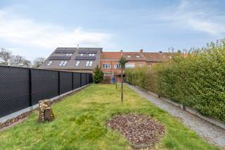 Residentiële ligging in centrum Belsele<br /><br />3 ruime slaapkamers en ruime zolder<br /><br />Achteringang én garage<br /><br />Lichtrijke leefruimtes