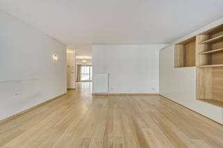 Dit appartement gelegen in een kleinschalige residentie aan de Sint-Niklaasstraat 14 te koop - vertegenwoordigt een unieke kans voor wie op zoek is naar een uitzonderlijke woonervaring centraal in Brugge centrum. Met een genereus bewoonbaar oppervlak van 113 m² en een terras van 23 m² + tuintje, biedt deze residentie een ongeëvenaard comfort en ruimte in het hart van de stad. De strategische ligging, op slechts enkele meters van de welgekende Steenstraat, positioneert dit appartement te midden van de meest gewilde commerciële en culturele voorzieningen van Brugge, zonder in te boeten aan de nodige rust. Verder is er een ondergrondse staanplaats aanwezig die apart kan aangekocht worden. Indeling als volgt:- Inkom (2,60 m²)- Leefruimte (31,77 m²)- Eetplaats (19,70 m²)- Keuken met aansluitende berging (6 m²)- Bureauhoek (1,5 m²)- Lichtstraat naar slaapvleugel (4,5 m²) - Slaapkamer 1 (14,35 m²) met badkamer (2,4 m²)- Nachthal met ingemaakte kast (3,22 m²)- Slaapkamer 2 (18,45 m²)- 2de badkamer (4,66 m²)- Wasplaats (2,50 m²)- Toilet (1,4 m²)Extra's:- Zonnig terras (23,15 m²) + tuin (+/- 30 m²)- Ondergrondse staanplaats