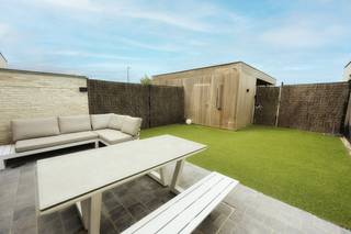 Bent u op zoek naar een energiezuinige woning op een toplocatie aan zee? Dan zal deze recente nieuwbouwwoning met <strong>energie-label A</strong> u ongetwijfeld weten te bekoren. Gelegen in een rustige en verzorgde nieuwe woonwijk in Mariakerke-Oostende, geniet u hier van een uitzonderlijke ligging op wandelafstand van de Zeedijk, het strand, de duinen, talrijke wandel- en fietsroutes, openbaar vervoer en diverse voorzieningen.<br />De woning werd afgewerkt met oog voor comfort en functionaliteit en biedt een aangename woonbeleving dankzij haar doordachte indeling en kwalitatieve afwerking.<br /><strong>Indeling gelijkvloers:</strong>
<ul>
<li><span>Ruime inkomhal voorzien van een alarmsysteem en praktische ingemaakte kasten.</span></li>
<li><span>Apart gastentoilet.</span></li>
<li><span>Lichtrijke leefruimte met gezellige eetplaats, voorzien van vloerverwarming en een stijlvolle ingebouwde gashaard die onmiddellijk zorgt voor een warme en sfeervolle uitstraling.</span></li>
<li><span>Praktische bureauruimte geïntegreerd in de woonkamer, ideaal voor thuiswerk.</span></li>
<li><span>Volledig uitgeruste keuken volledig uitgerust met ingebouwde toestellen: koelkast, diepvries, combi-oven, stoomoven, vaatwasser, … noem maar op.</span></li>
<li><span>Ruime berging/wasplaats.</span></li>
<li><span>Aan de voorzijde van de woning bevindt zich een aangenaam terras waar u in alle rust van de ochtendzon kunt genieten.</span></li>
<li><span>Via het schuifraam bereikt u de zuidgerichte tuin met aangelegde grasmatten en ruim terras.</span></li>
<li><span>Praktisch tuinhuis met extra opbergmogelijkheden.</span></li>
<li><span>In het verlengde van de tuin bevindt zich een poort die toegang geeft tot de achterzijde van het perceel, waar twee private staanplaatsen voorzien zijn.</span></li>
</ul>
<strong>Eerste verdieping:</strong>
<ul>
<li><span>Ruime master bedroom met toegang tot een zonnig terras en een prachtig uitzicht op de duinen.</span></li>
<li><span>Tweede volwaardige slaapkamer voorzien van een eigen douche en lavabo.</span></li>
<li><span>Derde slaapkamer, momenteel ingericht als bureauruimte, maar perfect bruikbaar als slaapkamer of hobbykamer.</span></li>
<li><span>Badkamer voorzien van zowel ligbad als douche en een dubbele wastafel.</span></li>
</ul>
<strong>Extra troeven:</strong>
<ul>
<li><span>Energiezuinige woning met <strong>EPC-label A</strong></span></li>
<li><span>Zonnepanelen aanwezig</span></li>
<li><span>Vloerverwarming</span></li>
<li><span>Zonnewering voorzien</span></li>
<li><span>Alarmsysteem</span></li>
<li><span>Twee private staanplaatsen</span></li>
<li><span>Elektrische installatie conform het AREI</span></li>
<li><span>Zuidgerichte tuin</span></li>
<li><span>Unieke ligging nabij zee, strand en duinen</span></li>
</ul>
Deze woning combineert een uitstekende ligging met hedendaags wooncomfort en energiezuinigheid. Een unieke kans voor wie op zoek is naar een vaste woonplaats, tweede verblijf of investering aan de Belgische kust.<br /><strong>Wenst u deze parel te bezichtigen?</strong><br />Neem dan vrijblijvend contact op via <strong>0495/50.69.20</strong> of stuur een e-mail naar <strong>nicolas@jolieinvest.be</strong><br />