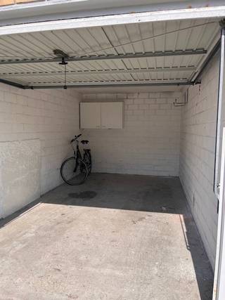 Volledig afgesloten bovengronds complex.<br />Zeer makkelijk toegankelijke garage.<br /><br />Er is elektriciteit in het complex aanwezig om bv de wagen te stofzuigen.<br />Ingang via de Duinhelmstraat en uitgang via de Duinenstraat. <br />Afmetingen: B 2.75 x L 5.15 X H 1.95 m.<br />Kan ook dienen als investering en kan verhuurd worden.<br />Totale huurprijs per maand: 110 EUR.