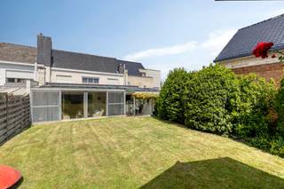 In het hart van Liedekerke vind je deze degelijke gezinswoning met 2(3) slaapkamers. Dankzij de centrale ligging woon je op wandelafstand van winkels, scholen en openbaar vervoer, wat het dagelijkse leven bijzonder gemakkelijk maakt.
De woning is solide gebouwd en biedt een functionele indeling met veel potentieel om volledig naar eigen smaak in te richten. De leefruimtes zijn aangenaam ruim en licht, ideaal om een warme thuis te creëren. Indeling: - gelijkvloers: inkomhal met een bureel-, praktijkruimte geschikt voor een kleine zelfstandige activiteit of indien nodig eventueel slaapkamer, toilet, leefruimte met aansluitend de veranda met zicht en toegang tot de zongerichte tuin, keuken(met toegang tot een overdekt terras) en garage. - verdieping: ruime overloop (met toegang tot de zolder via uitschuifbare trap) met mogelijkheid tot het plaatsen van een bureautje, badkamer en 2 slaapkamers(oorspronkelijk 3). Vanuit de garage is de kelder te bereiken.
Bovendien geniet je hier van een uitstekende bereikbaarheid: belangrijke invalswegen en openbaar vervoer zorgen voor een vlotte verbinding met de omliggende gemeenten en steden. Deze woning vormt dan ook de perfecte keuze voor wie comfortabel wil wonen in een levendige en goed ontsloten buurt.
Interesse? Neem gerust contact op voor meer informatie of een bezoek ter plaatse via affligem@immoaccenta.be