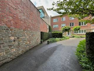 Zoek je een fijne plek op een absolute toplocatie? Deze lichtrijke studio aan de bruisende Demerstraat biedt het beste van twee werelden: de dynamiek van de Hasseltse binnenstad voor de deur én een heerlijk licht en rustig thuisgevoel binnen.<br /><br />Dankzij de grote raampartijen geniet je de hele dag door van prachtige natuurlijke lichtinval, wat de ruimte een enorm open en ruimtelijk gevoel geeft. De indeling is slim en efficiënt, waardoor je eenvoudig een gezellige zithoek, eetruimte en slaapgedeelte creëert.<br /><br />Stap de deur uit en je bevindt je direct tussen de leukste boetieks, gezellige koffiebars en uitstekende restaurants. Het station, de Grote Markt en de supermarkt liggen allemaal op wandelafstand.<br /><br />Indeling: <br /><br />Verdieping +1:<br /><br />- leefruimte<br />- keuken<br />- berging<br />- badkamer<br />- toilet<br /><br />Extra info:<br /><br />- EPC-label: B<br />- 53 m²<br /><br />De snelste manier om een bezoek te brengen aan deze studio? Vraag je bezoek aan via de rode knop op onze website (www.dewaele.com).<br /><br />Telefonisch kunnen er geen afspraken gemaakt worden. Bij andere vragen kun je ons telefonisch contacteren via 011 30 50 50.<br /><br />Tot binnenkort