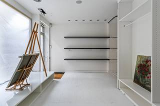 Bent u op zoek naar een commercieel pand op een strategische locatie, ideaal voor eigen gebruik of als slimme investering? Dan is dit handelspand in het hart van Roeselare precies wat u zoekt.<br /><br /><strong>Ligging: </strong>Dit pand is gelegen in een gezellige zijstraat van de Ooststraat, de winkelstraat van Roeselare. De ligging is werkelijk ideaal: op wandelafstand van het station, vlak bij talloze winkels, horecazaken en andere handelszaken. Dankzij de centrale locatie geniet het pand van een constante passage en uitstekende zichtbaarheid, wat het uitermate geschikt maakt voor een winkel, kantoor of vrij beroep.<br /><br /><strong>Indeling:</strong> Bij het binnenkomen word je verwelkomd in een ingerichte winkelruimte met etalage, ideaal om je producten of diensten in de kijker te zetten. Via een vaste trap bereik je de eerste verdieping met een functionele keuken, een apart toilet en een handige opbergruimte. Een tweede trap brengt je naar de zolderkamer, perfect inzetbaar als extra stockruimte of bureau.<br /><br /><strong>Troeven:</strong>
<ul>
	<li>Centrale en commerciële toplocatie</li>
	<li>Op wandelafstand van station, winkels en horeca</li>
	<li>Veel passage en visibiliteit</li>
	<li>Geschikt voor zowel starters als gevestigde ondernemers</li>
</ul>
Kortom, dit pand biedt een unieke kans voor ondernemers of investeerders die willen profiteren van een strategische locatie in een dynamische stad.<br /><br /><strong>Interesse?</strong> Grijp deze kans en geef uw zaak een vliegende start! Neem vandaag nog contact met ons op via T. 051|201.400 voor meer informatie of een bezichtiging.