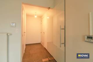 Energiezuinig appartement voorzien van 2 zonnepanelen op de gelijkvloerse verdieping in woonproject bestaande uit inkomhal, toilet, ruime lichtrijke living met open en volledig ingerichte keuken, groot terras met tuin en tuinpoort, wasplaats-berging, 2 slaapkamers, badkamer met ligbad, douche en lavabomeubel, berging-CV, ruime garage met geautomatiseerde poort. Op wandelafstand van winkels, centrum en station. Verwarming : CV op aardgas. Gemeenschappelijke lasten : + € 75 / maand. Ref. : 9382.