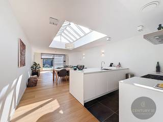 Deze zeer goed onderhouden en mooi gerenoveerde woning is gelegen op wandelafstand van het Gemeenteplein en de Groentemarkt te Oud-Knokke, in...