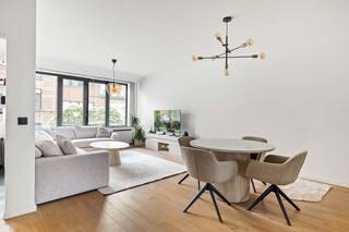 Dit moderne appartement op de 1e verdieping werd in 2021 volledig gerenoveerd. Het is gelegen in een rustige, residentiële buurt in Merksem. Scholen, openbaar vervoer en winkels bevinden zich allen in de directe omgeving. Ook het prachtige Bouckenborghpark is op wandelafstand bereikbaar. Binnenkomen doet u via een centrale inkomhal, die toegang geeft tot de verschillende ruimtes. Verder bestaat het appartement uit een lichte woonkamer op parketvloer met aangrenzend de volledig uitgeruste keuken, een praktische berging, 2 aangenaam ruime slaapkamers, waarvan één toegang geeft tot het terras achteraan, een badkamer met inloopdouche en wastafel met meubel en een apart toilet. Bij het appartement hoort nog een privatieve garagebox met handmatige poort. Deze garage is niet in de vraagprijs inbegrepen en kan mogelijks bij aangekocht worden voor VP.: €25.000. Verder is er ook een gemeenschappelijke fietsenberging en een lift aanwezig in het gebouw. Gem.kosten: €250/maand, incl. verwarming en waterverbruik.