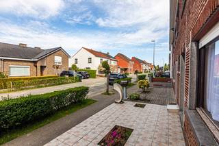 Rustig gelegen, te moderniseren woning met 3 slaapkamers (meer mogelijk), tuin en grote garage op 288m² (uitweg achteraan).