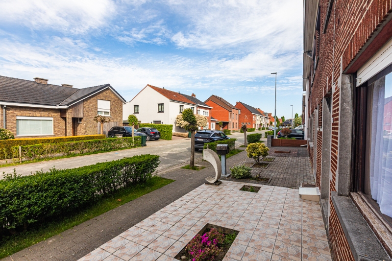 Rustig gelegen, te moderniseren woning met 3 slaapkamers (meer mogelijk), tuin en grote garage op 288m². - foto 2