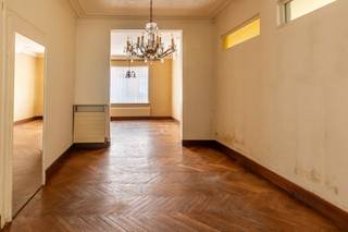 Dit karaktervolle pand in Mechelen biedt een unieke kans voor renovatie of als investering. <br /><br />Op het gelijkvloers bevindt zich een overdekte koer, een ruime living met aansluitende eetkamer, een keuken, een badkamer met toilet en één slaapkamer. Vanuit deze verdieping is er ook toegang tot de kelder. De eerste verdieping omvat een living, eetkamer, keuken, badkamer met toilet en twee slaapkamers. Vanuit de living is er bovendien toegang tot een aangenaam terras aan de achterzijde van het gebouw. De tweede verdieping biedt eveneens een living, een eetkamer met open keuken, een badkamer met toilet en twee slaapkamers.<br /><br />Deze karaktervolle woning vormt een interessant renovatieproject met veel potentieel. Dankzij de ligging aan de stadsrand van Mechelen, in de nabijheid van winkels, scholen en openbaar vervoer, is dit een uitstekende kans om een uniek pand volledig naar eigen wens te transformeren.<br /><br />Interesse? Vraag je bezoek aan!