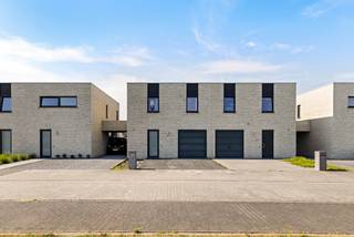 Vrij te bezoeken op ons lanceermoment op zaterdag 25/07 van 10u tot 12u!<br /><br />Ontdek deze recente woning, gebouwd in 2020 en gelegen op een rustige locatie in de verkaveling Havenzijde.<br />Deze eigentijdse woning combineert wooncomfort, energiezuinigheid en een praktische indeling, ideaal voor gezinnen of wie op zoek is naar een instapklare thuis dichtbij de kust. Buiten is het genieten in de zuidgerichte tuin. De inpandige garage biedt ruimte voor één wagen, terwijl je op de oprit nog beschikt over twee extra parkeerplaatsen.<br /><br />De woning geniet van een zongerichte oriëntatie en werd ingedeeld als volgt:<br />Inkom met vestiaire, inpandige garage, open en ingerichte keuken, lichtrijke leefruimte die uitgeeft op het terras en aangelegde tuin. Voor de woning is ook nog parkeerplaats voorzien tot wel 2 wagens. <br />Via de traphal kom je op het verdiep met een nachthal, 3 slaapkamers, een apart toilet en een badkamer met inloopdouche.<br /><br />Enkele troeven:<br /><br />Zuidgerichte tuin <br />Volledig afgewerkt en instapklaar<br />Energiezuinig (E-peil 42)