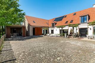  Uniek eigendom met inpandig zwembad en prachtig aangelegde tuin met wellness gedeelte en eigen golf-course op ca. 6.624m² grond Deze karaktervolle...