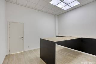 Multifunctioneel pand met ruime kantoor- en opslagmogelijkheid en optie tot kangoeroewonenBent u op zoek naar een eigendom dat wonen en werken...