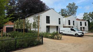 <strong>LAATSTE WONING<br />In domein "Op Hoop van Zegen" een vrijstaande nieuwbouwwoning op ca. 538 m² grond.</strong><br /><br />Gelegen aan de <strong>Lage Kaart 452</strong> in het begeerde <strong>Brasschaat</strong>, biedt dit woonproject, in de eindfase, een unieke combinatie van <strong>rust </strong>en <strong>bereikbaarheid</strong>. De <strong>groene, residentiële omgeving</strong> staat bekend om haar <strong>uitstekende voorzieningen</strong>, nabijheid van <strong>scholen</strong>, <strong>sportclubs </strong>en <strong>winkels</strong>. Bovendien zorgen de <strong>vlotte verbindingen naar Antwerpen </strong>en omliggende gemeenten ervoor dat het stadsleven binnen handbereik blijft, terwijl men geniet van de serene woonomgeving.<br /><br />Achteraan het terrein, verscholen achter een elegante houten poort, worden er <strong>drie luxueuze nieuwbouwwoningen</strong> gerealiseerd die <strong>modern design </strong>en <strong>duurzaamheid </strong>ademen. Elke woning biedt maximale privacy, ruimte en een perfecte integratie in het<strong> groene landschap</strong>. <br /><br /><strong>Voorziene indeling:<br /><br />De gelijkvloerse verdieping:<br /></strong>- Een <strong>inkom </strong>met <strong>gastentoilet </strong>met handenwasser en vestiaire<br />- Een ruime <strong>leef -en eetruimte</strong> met <strong>grote raampartijen</strong> en toegang naar het <strong>terras </strong>en de <strong>tuin</strong><br />- Een<strong> open keuken</strong> met <strong>keukeneiland </strong>en uitgerust met alle comfort en inbouwtoestellen<br />- Een <strong></strong>functioneel <strong>bureau<br /></strong>- Een <strong>praktische berging</strong> met de nodige aansluitingen <br /><br /><strong>De eerste verdieping:<br /></strong>- Een nachthal met <strong>nachttoilet </strong>met <strong>berging</strong> met aansluiting voor wasapparatuur<br />- Een <strong>hoofdslaapkamer </strong>met <strong>ensuite badkamer </strong>met dubbele lavabo, inloopdouche, ligbad en afzonderlijk toilet<br />- Een <strong>tweede </strong>en <strong>derde slaapkamer </strong>met aangrenzende <strong>douchekamer</strong>, met lavabo en inloopdouche<br /><br /><strong>Algemeen: </strong><br />- <strong>Fietsenberging </strong>voorzien naast de woning<br />- <strong>Privatieve oprit met 2 autostaanplaatsen</strong> <br />- <strong>Duurzaamheid </strong>staat centraal: <strong>warmtepomp</strong>, <strong>vloerverwarming</strong>,<strong> ventilatiesysteem D, zonnepanelen en groendaken<br /></strong>- Een gegarandeerd <strong>E-peil 10<br /></strong>- Verkoop onder <strong>21% BTW en registratierechten </strong>(12% of verlaagd tarief van 2% bij enige eigen woning)<br />
<p>Dit<strong> uitzonderlijke woonproject</strong> biedt een <strong>unieke kans </strong>om te wonen in een <strong>historische setting </strong>met het <strong>comfort </strong>van <strong>moderne architectuur</strong>. Ontdek deze unieke woningen en ervaar de <strong>perfecte balans tussen authenticiteit, luxe en duurzaamheid.</strong></p>
<strong><br />Kom graag ter plaatse kijken!<br /></strong>