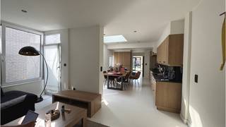 Comfortabele woning te huur in Koolkerke Brugge.  **  + Zeer goede mobiscore  8,9 op 10!  **    **  Omvat een Praktijkruimte, toilet, berging, Woonkamer met ingerichte open keuken, bureauruimte, 3 slaapkamers, badkamer en zolderberging.  **  #leukwonen #brugge  **    **  Beschikbaar  15 september  2026