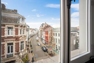 Emplacement absolu, à deux pas de la Graslei et du pont Saint-Michel, se trouve cet impressionnant loft / penthouse en duplex. Situé dans un immeuble imposant, cette résidence offre la parfaite synthèse entre le charme historique et la modernité du loft avec une grandeur inégalée.<br /><br />Vous entrez dans le loft par un hall d'entrée élégant. Grâce à l'ascenseur privé, vous accédez facilement à votre propre domaine privé. Les espaces de vie baignent dans la lumière et se distinguent immédiatement par leurs volumes imposants et leurs hauts plafonds, créant une sensation unique de liberté dans le centre-ville de Gand.<br /><br />3 chambres spacieuses : finitions de haute qualité pour un confort de vie luxueux.<br />Idéal comme maison de famille exclusive ou une combinaison prestigieuse de logement et de profession libérale.<br /><br />Gastronomie, boutiques et culture se trouvent à vos pieds, tandis que vous profitez d'une tranquillité sereine à l'intérieur.<br />Ce type de propriété est rarement disponible à cet emplacement. Les propriétaires sont ouverts à un dialogue constructif, où chaque offre raisonnable sera examinée avec soin et attention.<br /><br />Découvrez chaque détail de ce loft en duplex unique dès maintenant via la visite 3D :<br />https://my.matterport.com/show/?m=wHQJZTdeG5K<br /><br />Intéressé ? Contactez-nous pour une visite ou plus d'informations :<br />🤳 Tim est à votre disposition : 0483 60 60 60<br />📧 Envoyez un e-mail directement : Tim@mondovastgoed.be<br /><br />🚀 Mondo Vastgoed - Agents immobiliers, mais différents.