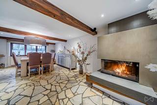 Dit elegante huis in lokale natuursteen, gelegen in het hart van het dorp Bernister, valt meteen op door zijn authenticiteit en natuurlijke charme. Het ligt aan de Route des Planerresses 41 en geniet van een rustige en groene omgeving, terwijl het toch gemakkelijk bereikbaar is en dicht bij alle voorzieningen ligt.<br />De traditionele stenen architectuur geeft het pand een sterke identiteit en belooft lichte binnenruimtes met aangename volumes, waar het karakter en de kwaliteit van de materialen een warme en gezellige sfeer creëren.<br /><br />Indeling: Op de begane grond vindt u een dubbele garage met doucheruimte, een wasruimte, een hal, een volledig uitgeruste keuken, een ruime woonkamer die uitkomt op verschillende veranda's met directe toegang tot de tuin, een kantoor en een apart toilet.<br />Op de eerste verdieping beschikt het huis over drie slaapkamers, waarvan één met een op maat gemaakte kleedkamer, en een ruime badkamer met een elegante inloopdouche. Op de bovenste verdieping bevindt zich een zolder die kan worden gebruikt als opslagruimte.<br /><br />Buiten: Een aangename tuin en een terras laten u ten volle genieten van de mooie dagen in een rustige en landelijke omgeving. Een tuinhuisje moet nog worden afgewerkt, net als een carport (ideaal voor een bestelwagen of caravan).<br /><br />Technische elementen: Elektriciteit conform, stookolieverwarming, open haard in de woonkamer, dubbele beglazing in houten kozijnen in de hele woning (hout/aluminium in de veranda's), vloerverwarming in de veranda's, micro-zuiveringsstation, regenwatertank voor de toiletten en buitenkranen. EPB-klasse C (nr. 20251202034434 – E.spec: 46 kWh/m²/jaar – E.totaal: 57.741 kWh/jaar).<br /><br />Een zeldzaam karakteristiek pand op de markt, ideaal voor liefhebbers van authenticiteit en rust. Neem snel contact met ons op om een bezichtiging te regelen.