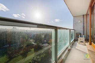 <p><span>Dit gezellige en lichtrijke appartement, gelegen op de vierde verdieping van een recent gebouw, geniet van een uitstekende ligging en biedt alle nodige comfort. Bij het binnenkomen komt u terecht in de inkomhal die toegang geeft tot de verschillende ruimtes. De aangename leefruimte geniet dankzij de grote raampartijen van veel natuurlijk licht en biedt toegang tot het zuidgerichte terras. Aansluitend bevindt zich de volledig ingerichte keuken met een praktische berging, voorzien van aansluitingen voor een wasmachine en droogkast. De wasmachine is reeds inbegrepen. Via de nachthal bereikt u de twee slaapkamers van respectievelijk 11 m² en 9,5 m², een badkamer met ligbad en dubbele wastafel, een aparte douchekamer en een afzonderlijk toilet. Bovendien beschikt het appartement over een ondergrondse staanplaats en een privatieve kelder, beide inbegrepen in de huurprijs. De maandelijkse provisie bedraagt 200 en omvat de gemeenschappelijke kosten, verwarming en warm water. Bent u op zoek naar een comfortabel en ideaal gelegen appartement? Aarzel dan niet om contact met ons op te nemen voor een bezoek!</span></p>