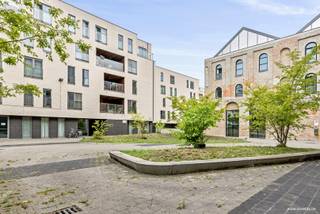 Lichtrijke en gezellige studio te koop te centrum Gent. Gelegen nabij Gent-Zuid en op een boogscheut van de autosnelweg.<br /><br />Studio (39m²) welke volledig is afgewerkt en heeft een woonkamer met keuken en slaaphoek. Aparte berging/wasplaats en badkamer met toilet en inloopdouche.<br /><br />+ Laag verbruik (label A);<br />+ Parket vloer;<br />+ Terras.<br />+ Momenteel verhuurd aan 700€/mnd<br /><br />Label A EPC86 kWh/m² UC3357120<br /><br />Benieuwd naar dit pand of een andere eigendom? www.coventa.be – 051 222 051